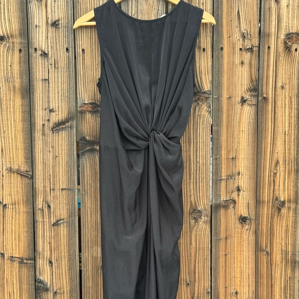Everly || Sleeveless Knotted Black Dress